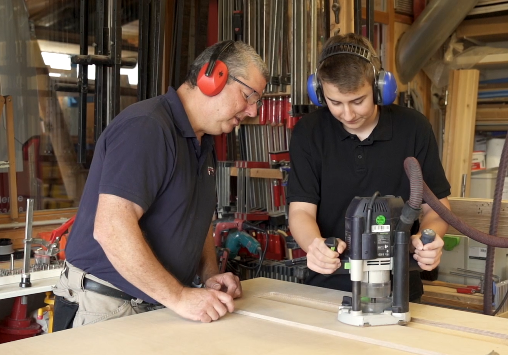Wir sind ein Ausbildungsbetrieb, Nico und Bruno Bogenrieder in der Werkstatt beim gemeinsamen Arbeiten